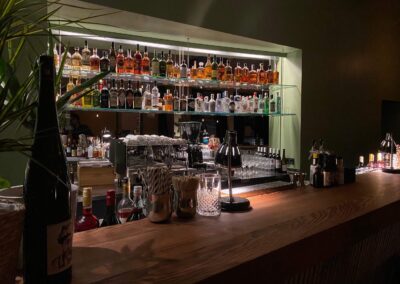 Ein Blick auf die Theke der Ludwig Cocktail und Tapas-Bar